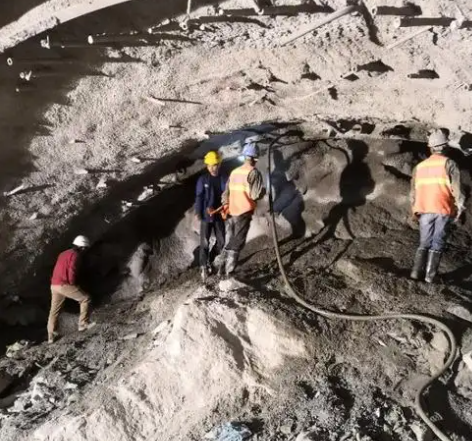 刚察拱顶带模注浆料的施工流程及注意事项